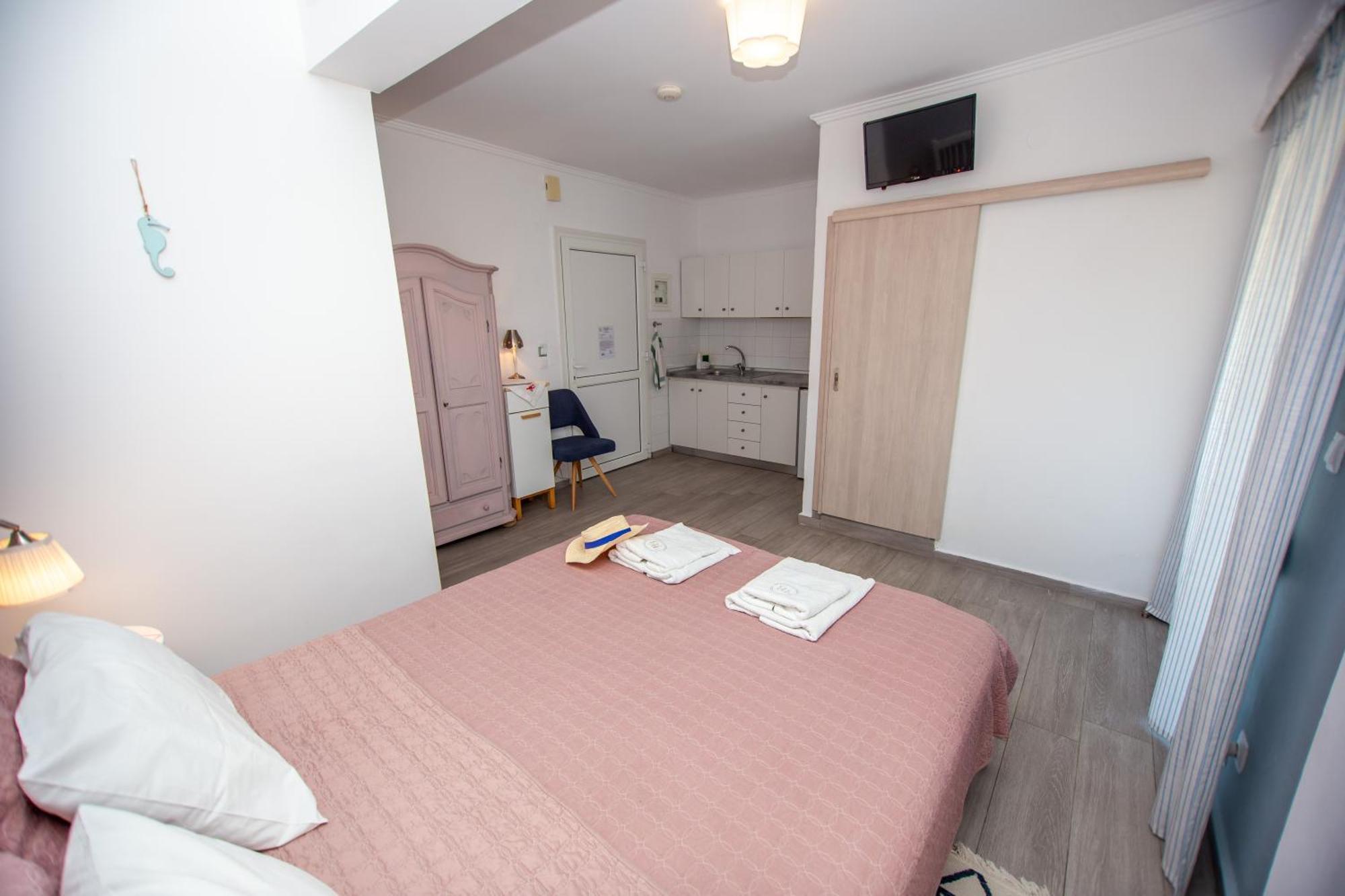 T H E Berlin Studios And Suites Vrasná 외부 사진