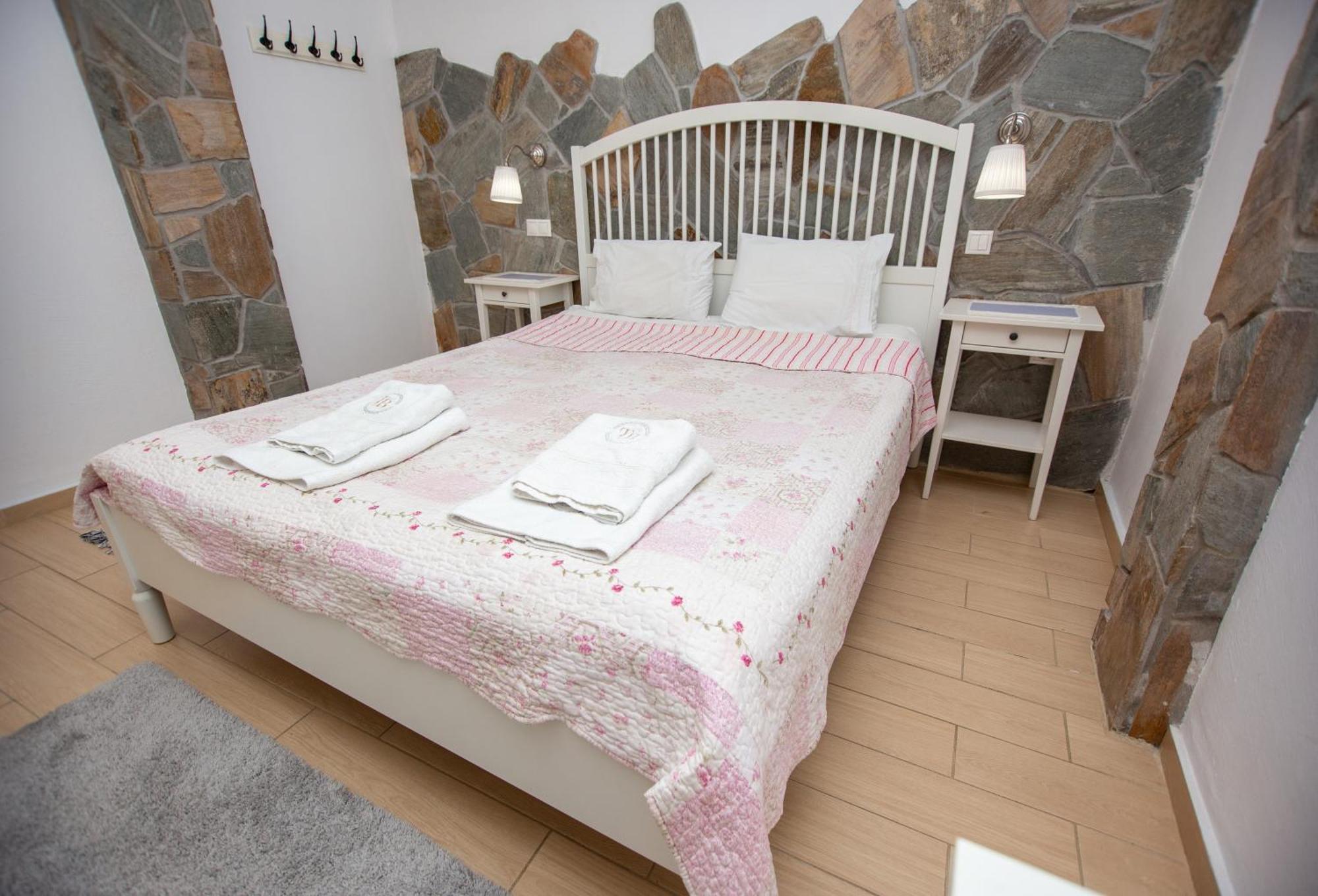 T H E Berlin Studios And Suites Vrasná 외부 사진