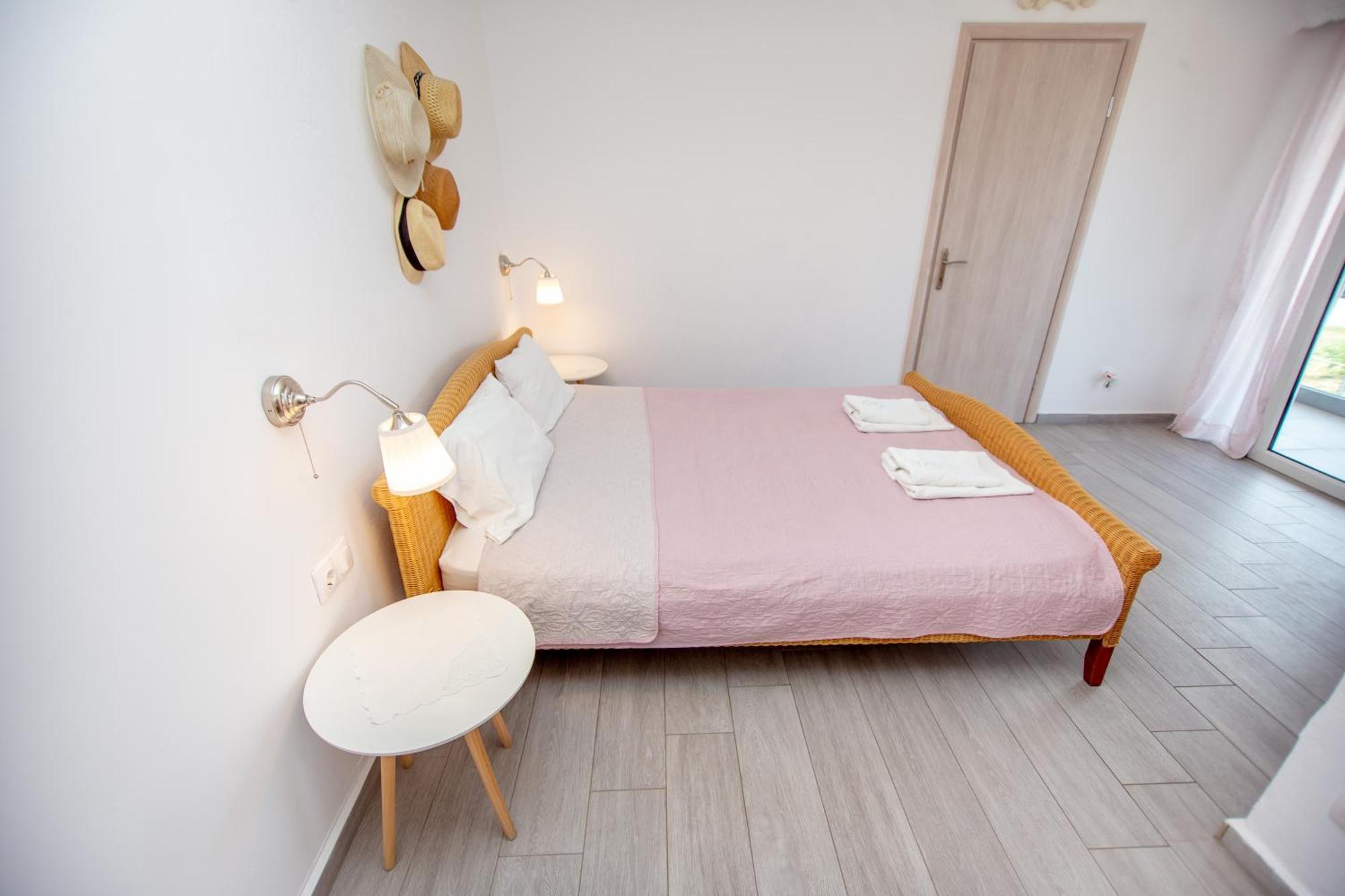 T H E Berlin Studios And Suites Vrasná 외부 사진